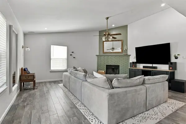 831 Beverly Drive, Grapevine, TX 76051