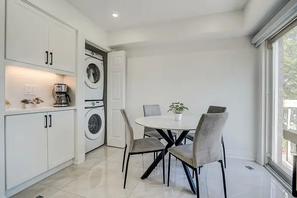 8D Leaside Park DR, Toronto C11, ON M4H 1R3
