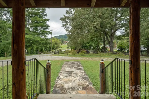 10 Black Bear Valley DR, Hendersonville, NC 28792