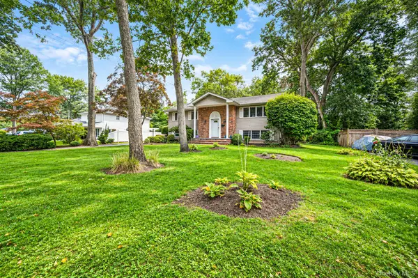 3 Oasis PL, East Northport, NY 11731
