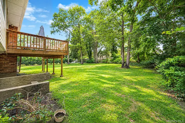 3 Oasis PL, East Northport, NY 11731