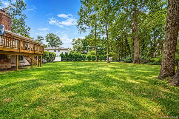 3 Oasis PL, East Northport, NY 11731