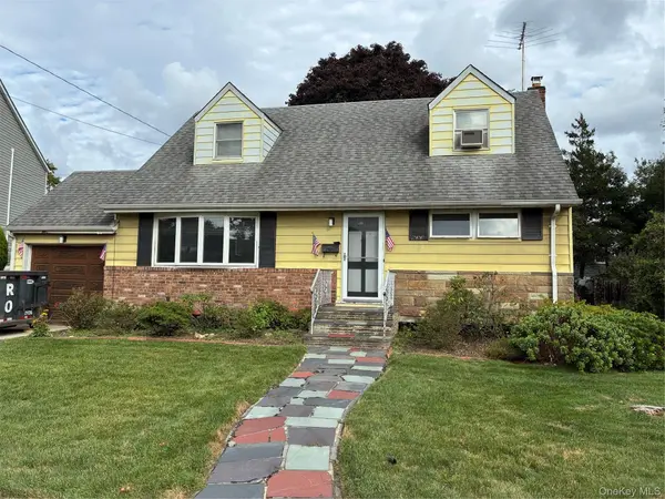 933 Maple LN, East Meadow, NY 11554