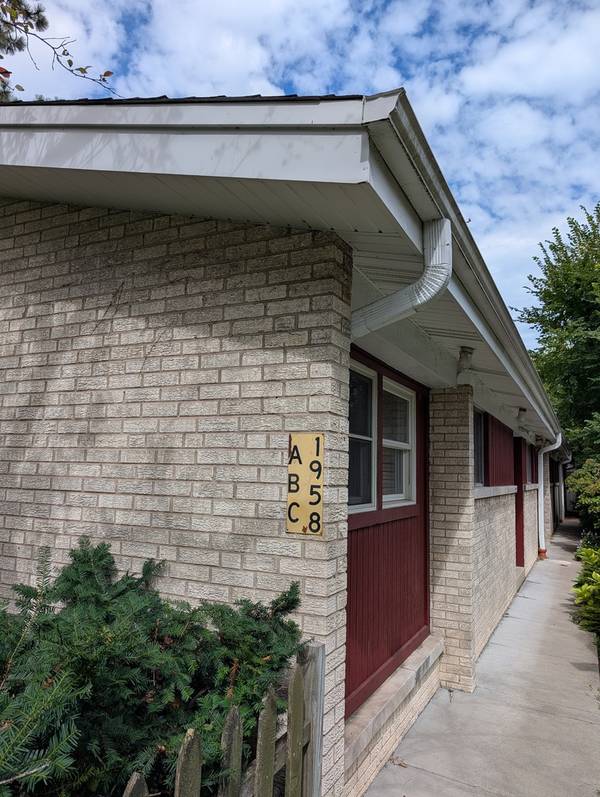 1958 W Morse AVE #A, Chicago, IL 60626
