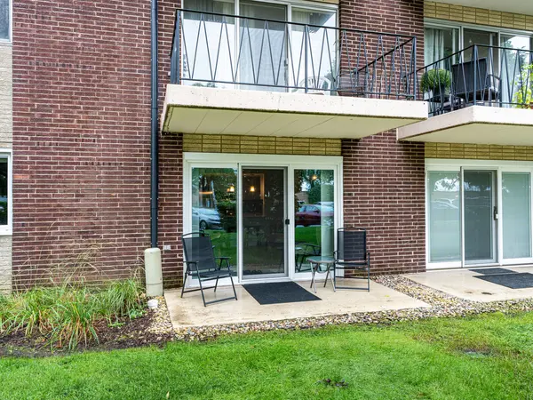 5300 Walnut AVE #17A, Downers Grove, IL 60515