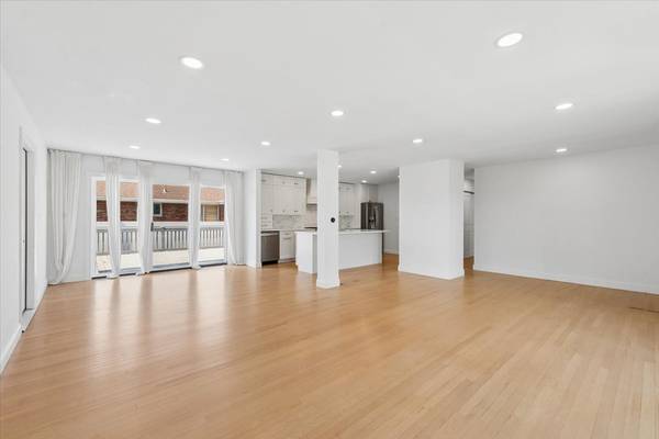 8425 W Sunnyside AVE, Chicago, IL 60656