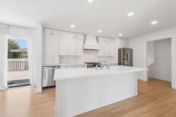 8425 W Sunnyside AVE, Chicago, IL 60656