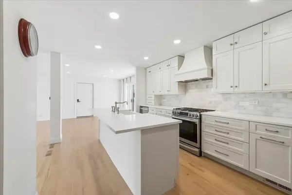 8425 W Sunnyside AVE, Chicago, IL 60656