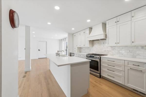 8425 W Sunnyside AVE, Chicago, IL 60656