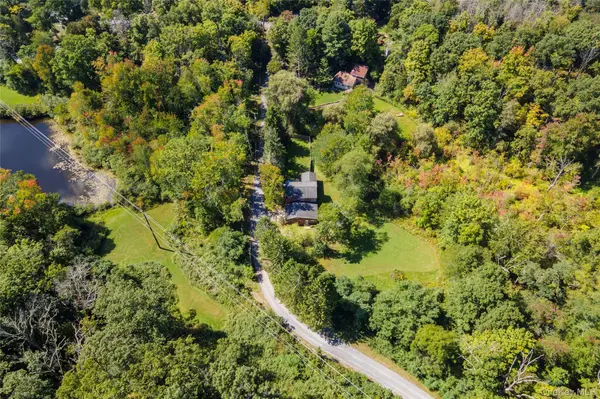 15 Storybook LN, Pleasant Valley, NY 12569