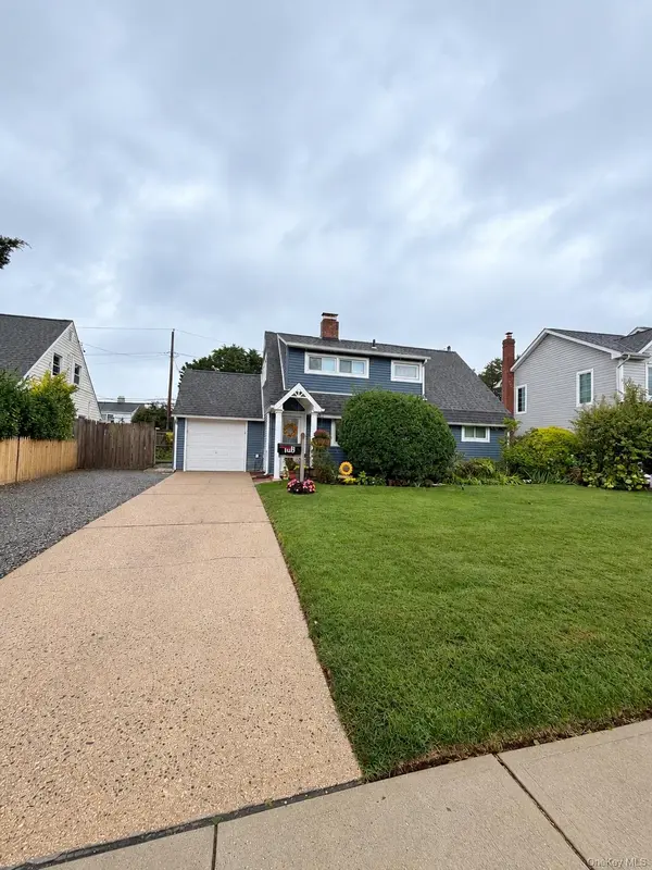 105 Bucket LN, Levittown, NY 11756