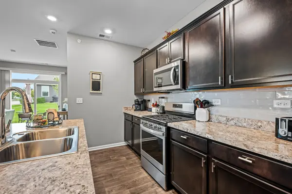 230 Sussex CT, North Aurora, IL 60542