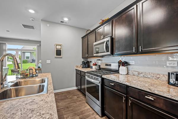 230 Sussex CT, North Aurora, IL 60542