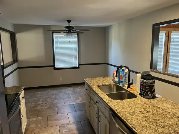 916 Rossview Rd, Clarksville, TN 37043