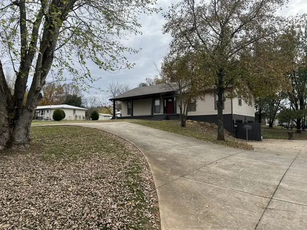 916 Rossview Rd, Clarksville, TN 37043