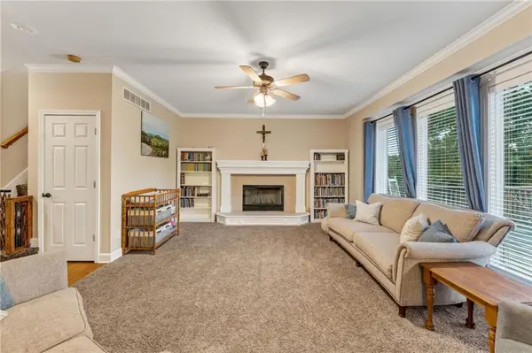 1100 Silverleaf LN, Liberty, MO 64068