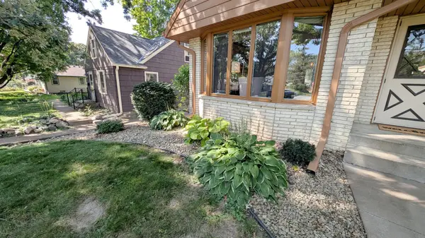 1913 Malvern ST, Lauderdale, MN 55113