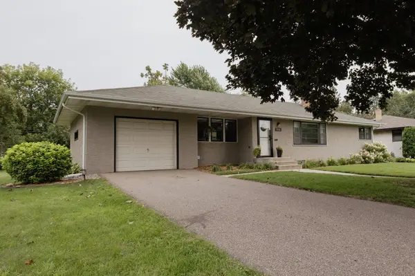 1141 Summer ST, Roseville, MN 55113