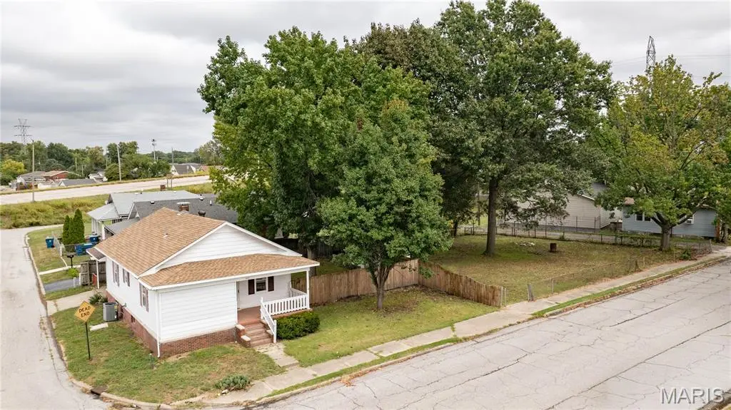 437 Short AVE, Wood River, IL 62095