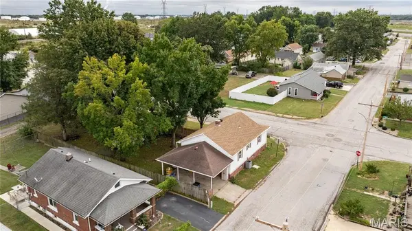 437 Short AVE, Wood River, IL 62095