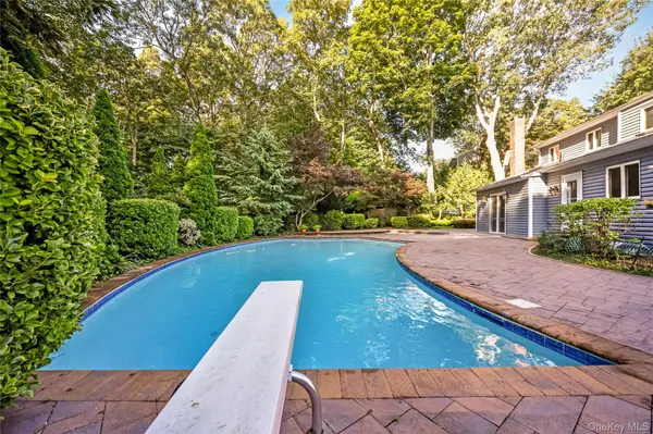 6 Mountain Laurel LN, Kings Park, NY 11754