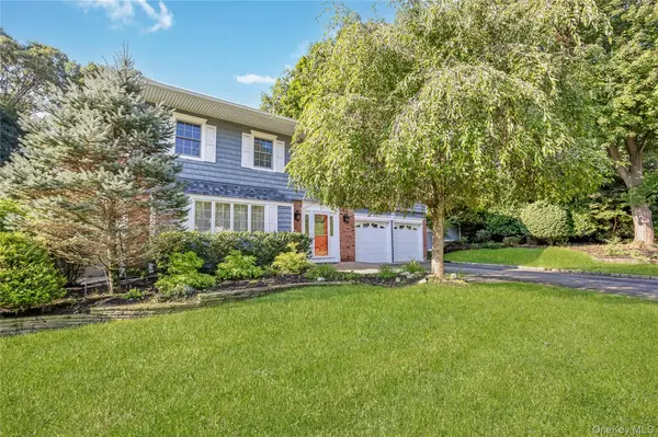 6 Mountain Laurel LN, Kings Park, NY 11754