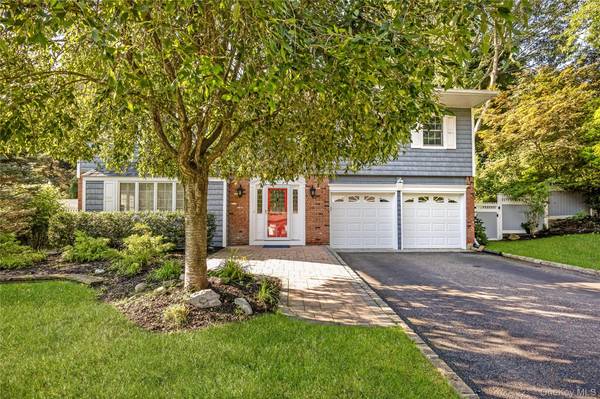 6 Mountain Laurel LN, Kings Park, NY 11754