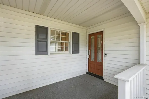 7 Franko LN, East Setauket, NY 11733