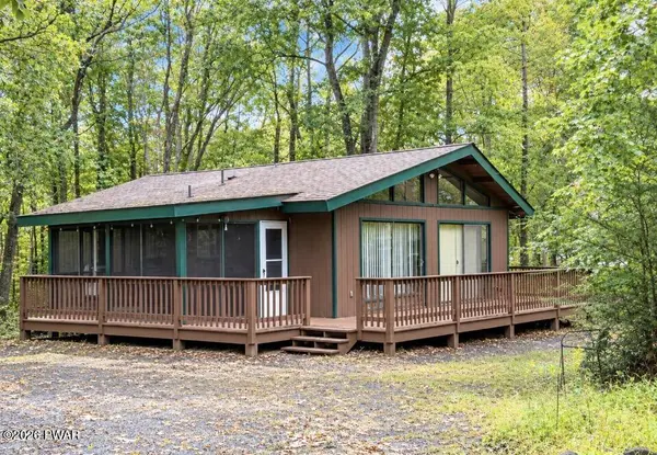 125 Rodeo DR, Lords Valley, PA 18428