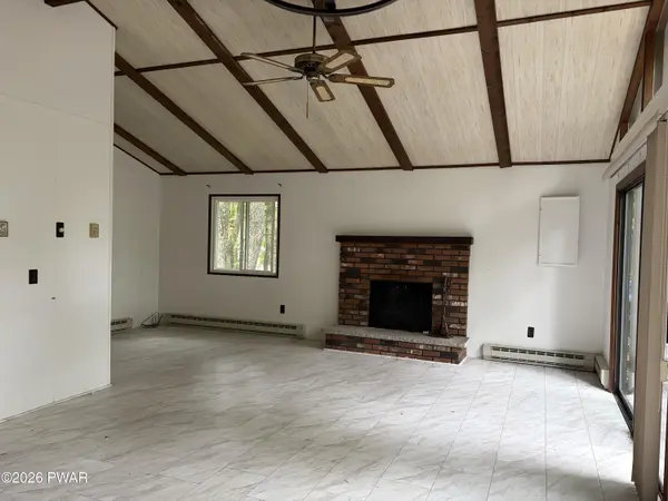 125 Rodeo DR, Lords Valley, PA 18428