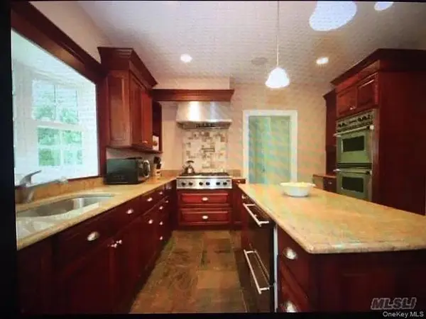 19 Night Heron DR, Stony Brook, NY 11790