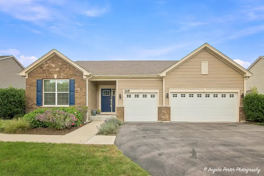 325 Tralee LN, Mchenry, IL 60050