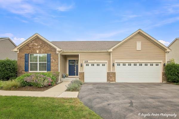325 Tralee LN, Mchenry, IL 60050