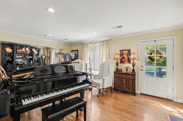 4306 Harding Pl, Nashville, TN 37205
