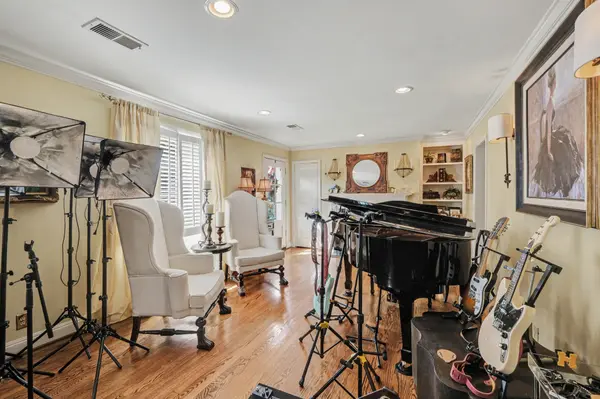 4306 Harding Pl, Nashville, TN 37205