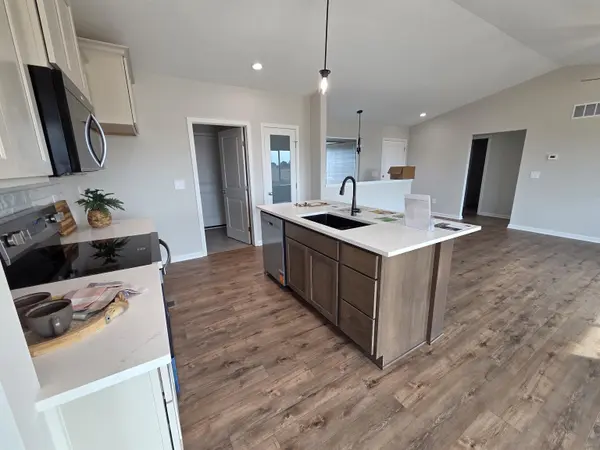 230 Summer Ct, Newton, KS 67114