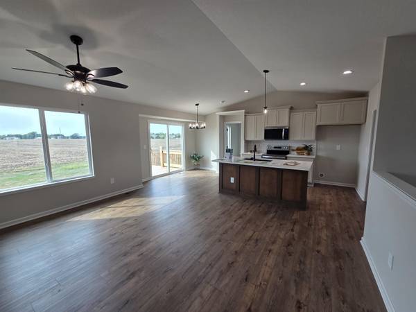 230 Summer Ct, Newton, KS 67114