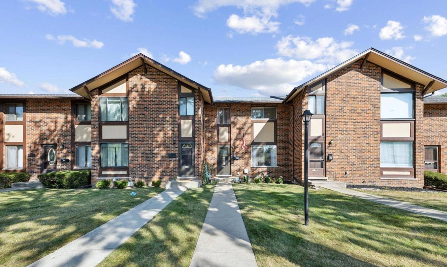 18W138 W 14th St ST #9, Villa Park, IL 60181
