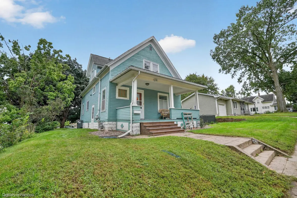 916 Walnut ST, Cedar Falls, IA 50613