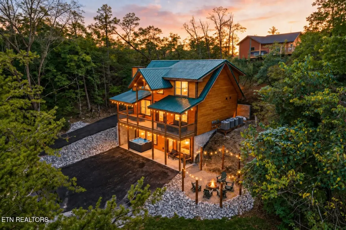 3210 Pine Way, Pigeon Forge, TN 37863