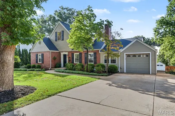 10 Southridge DR, Glendale, MO 63122