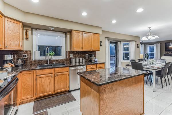 324 Chesapeake LN, Bloomingdale, IL 60108