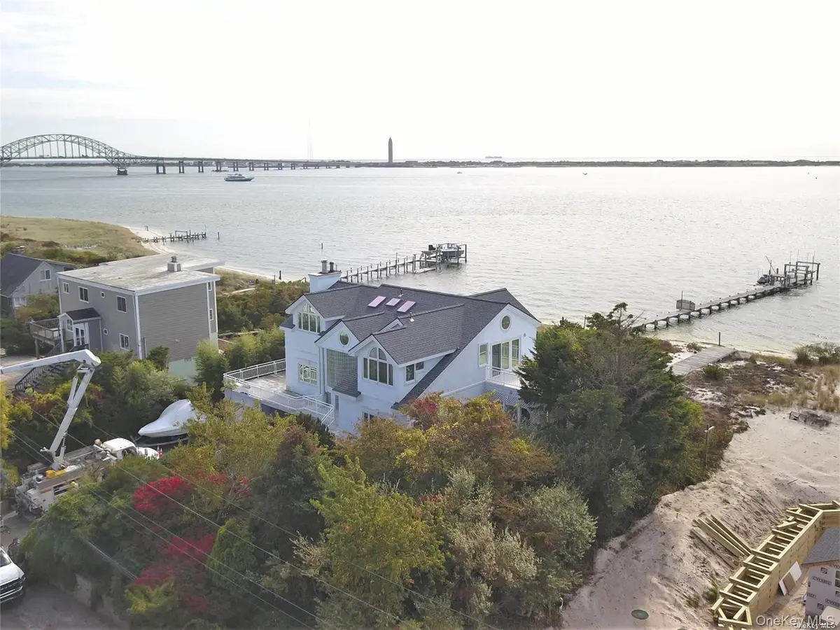 78 Hawser DR, Oak Beach, NY 11702