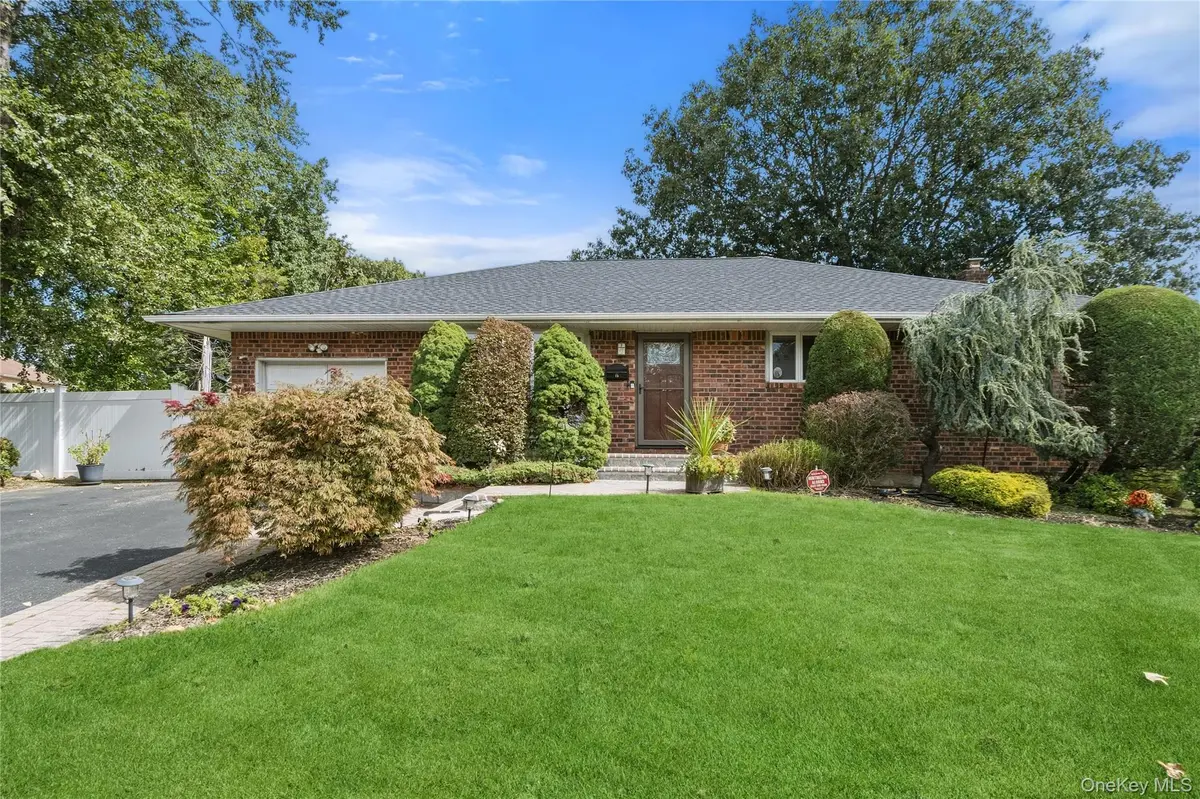 15 Elmwood LN, Syosset, NY 11791