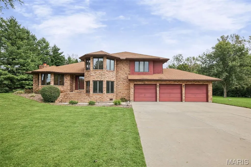 250 Hoffmann LN, Belleville, IL 62226