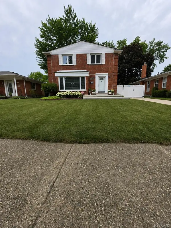 31159 Kelly RD, Fraser, MI 48026