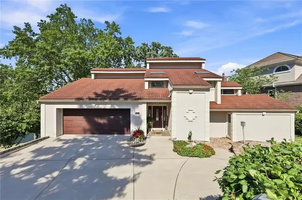212 NW Spruce ST, Lee's Summit, MO 64064