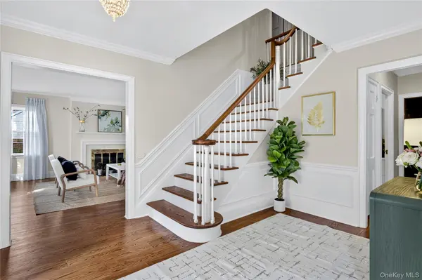 61 Mason DR, Manhasset, NY 11030