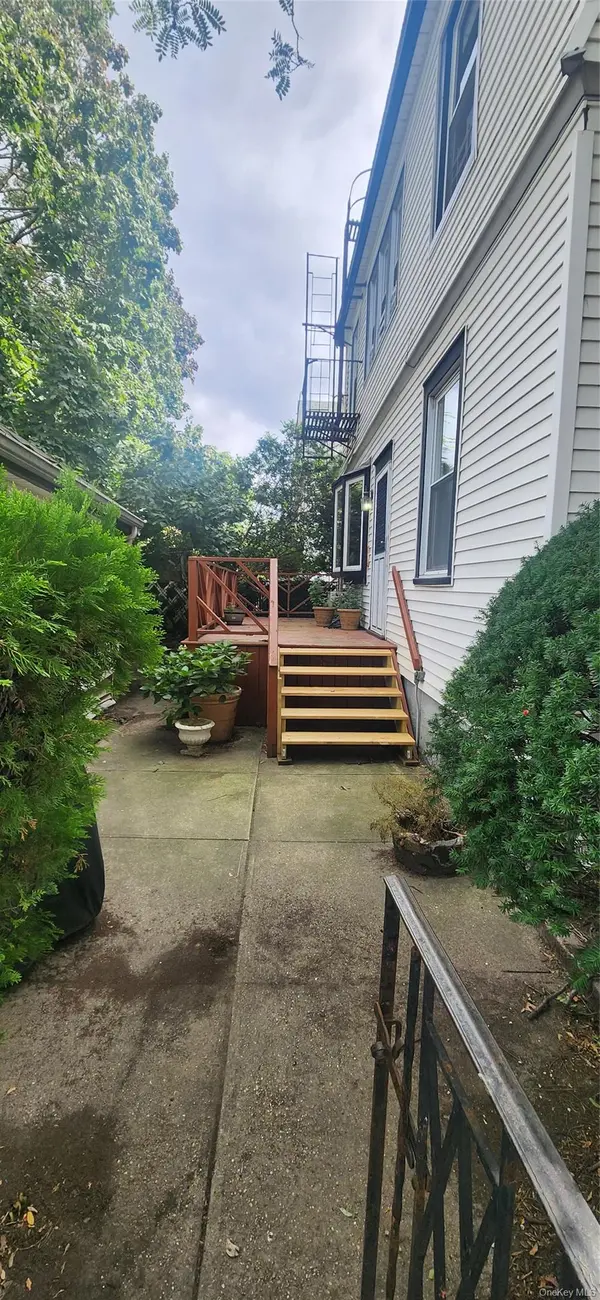 94-01 40th DR, Elmhurst, NY 11373