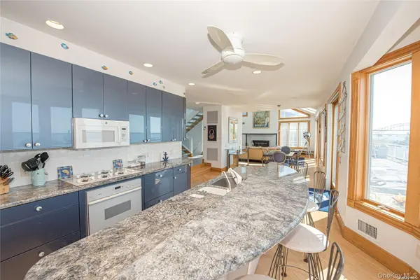 78 Hawser DR, Oak Beach, NY 11702